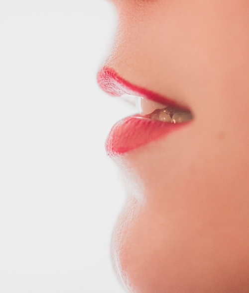 Réaliser un joli maquillage des lèvres avec Carmex
